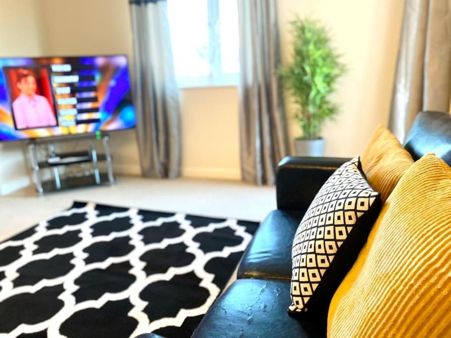 Amazing 2-Bed City Centre Apt With Parking Ковънтри Екстериор снимка