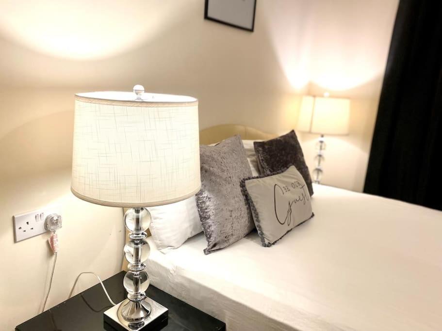 Amazing 2-Bed City Centre Apt With Parking Ковънтри Екстериор снимка